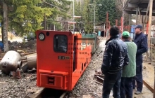 我廠的礦用電機(jī)車邁出國門，走向非洲。