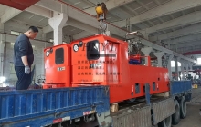 為什么湘潭礦用電機(jī)車(chē)運(yùn)行時(shí)出現(xiàn)很大的沖擊故障？