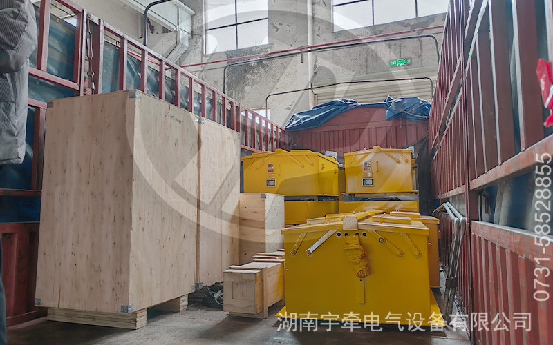 定制型5噸湘潭蓄電池電機車及配件發(fā)往國外