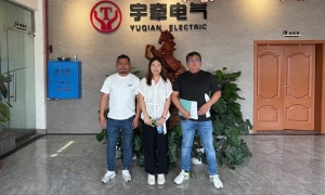 炎炎夏日，國外客戶上門采購遠(yuǎn)程遙控型5噸鋰電池電機(jī)車