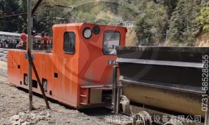 10噸架線式湘潭電機(jī)車礦山現(xiàn)場(chǎng)運(yùn)行視頻