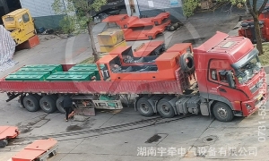 煤礦客戶定制的8噸雙駕駛室蓄電池電機車裝車發(fā)貨