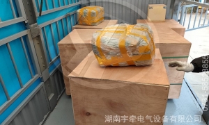 一批礦用湘潭電機(jī)車配件裝車發(fā)往國外